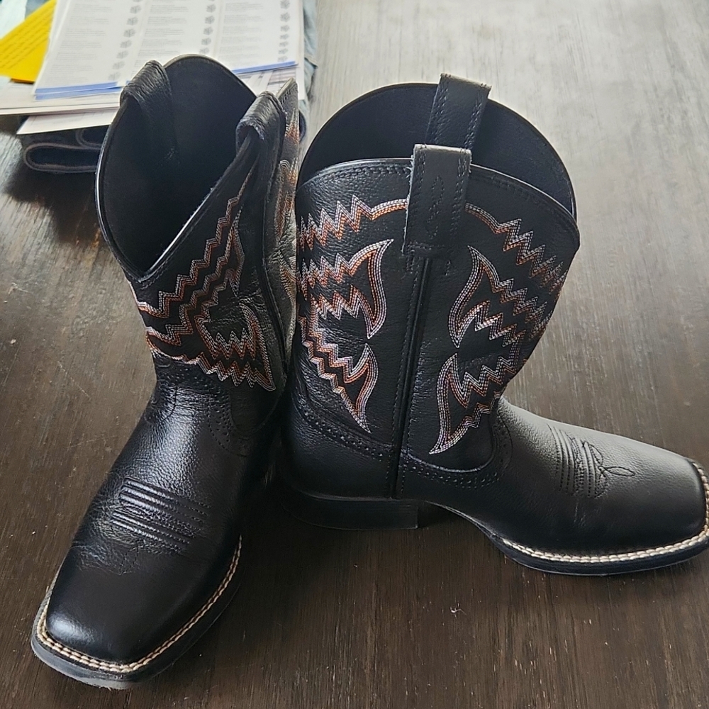 Boys Ariat boots - 2.5 black